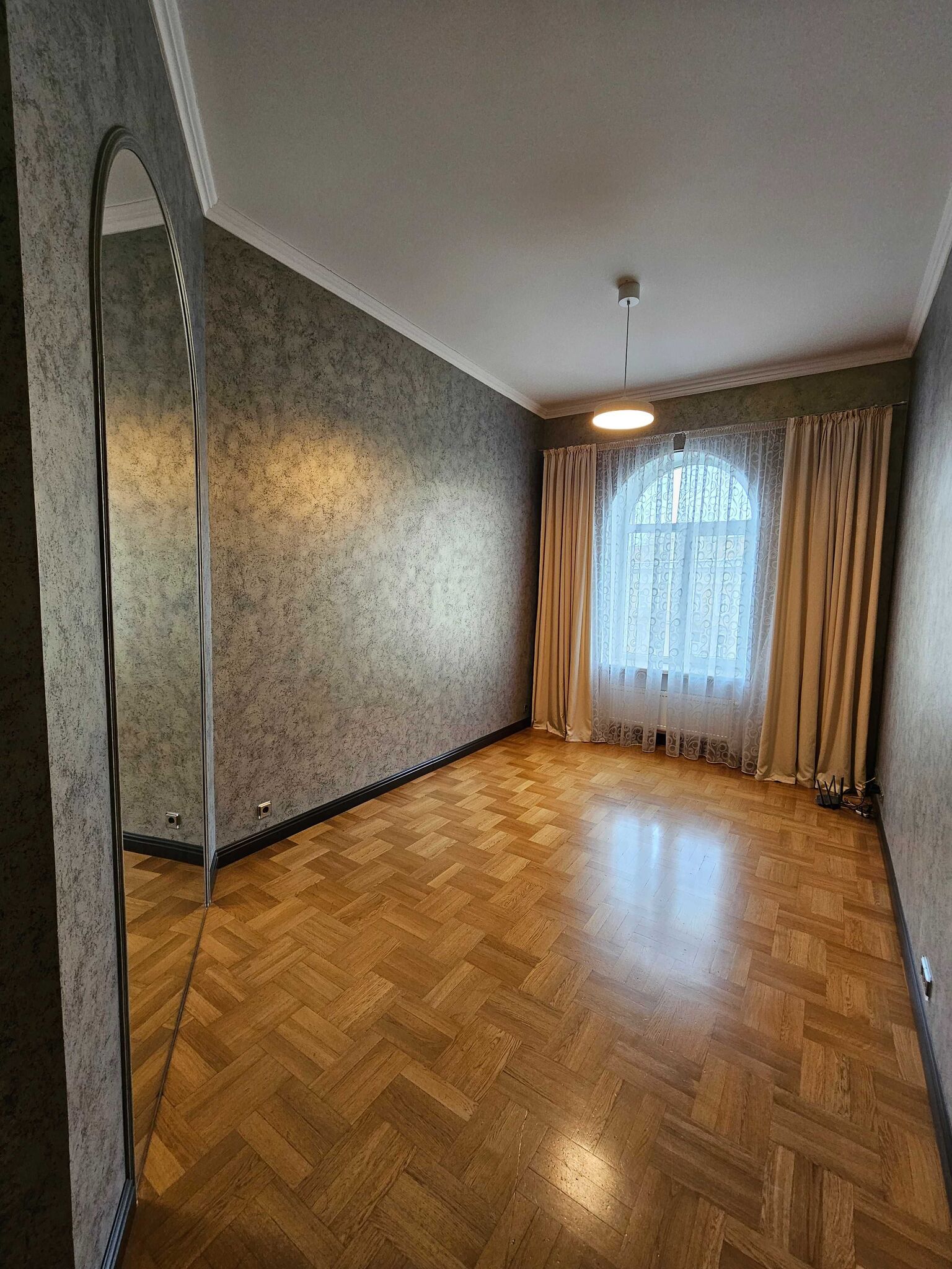 Оренда 4-кімнатної квартири 180 м²