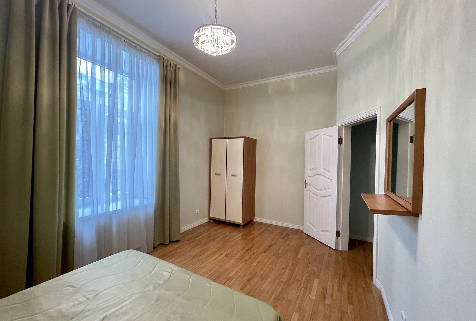 Продаж 4-кімнатної квартири 148 м²