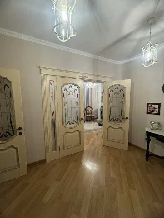 Продаж 4-кімнатної квартири 130 м², Зоопарковая вул., 2