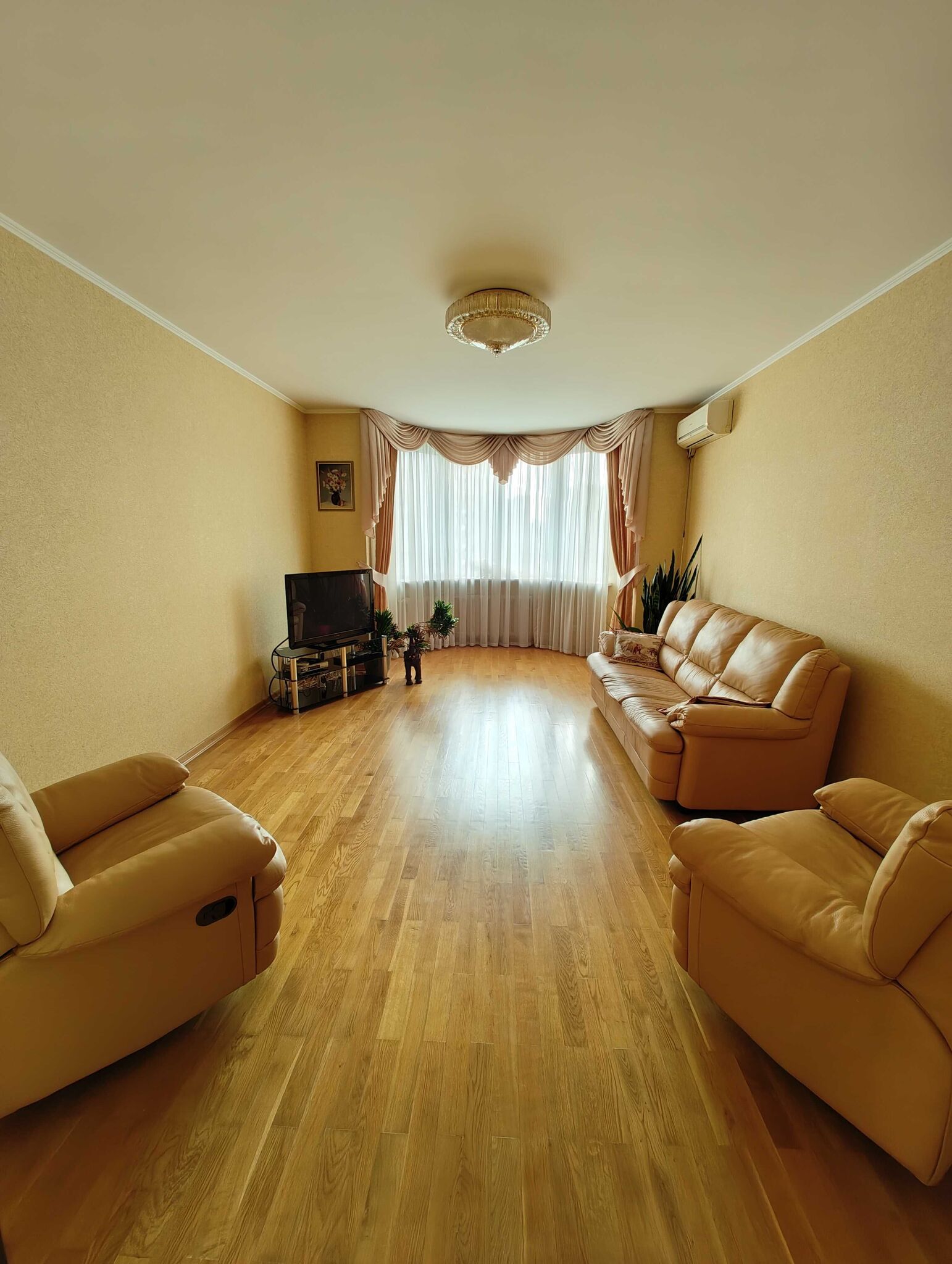 Продаж 3-кімнатної квартири 108 м²