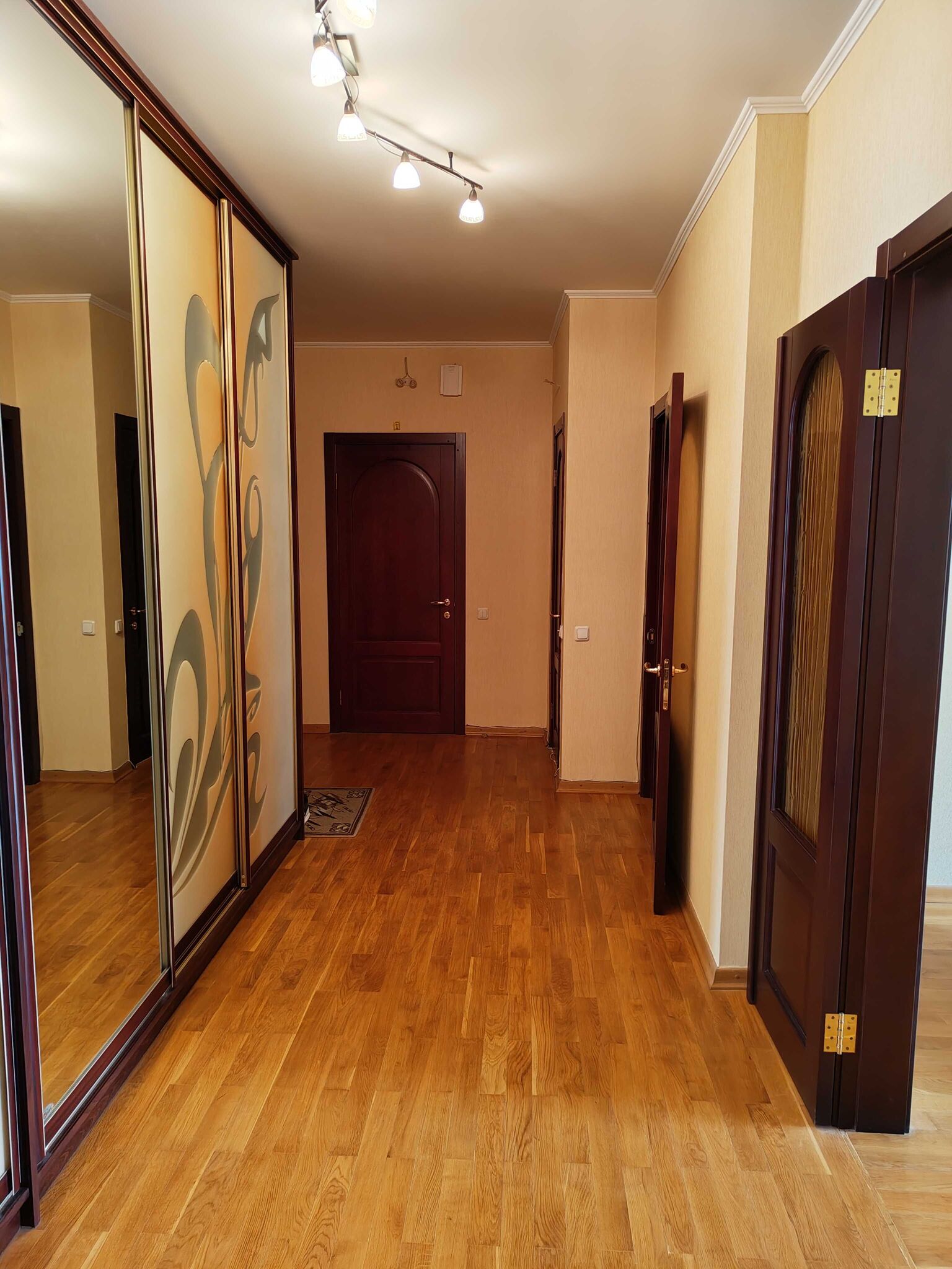 Продаж 3-кімнатної квартири 108 м²