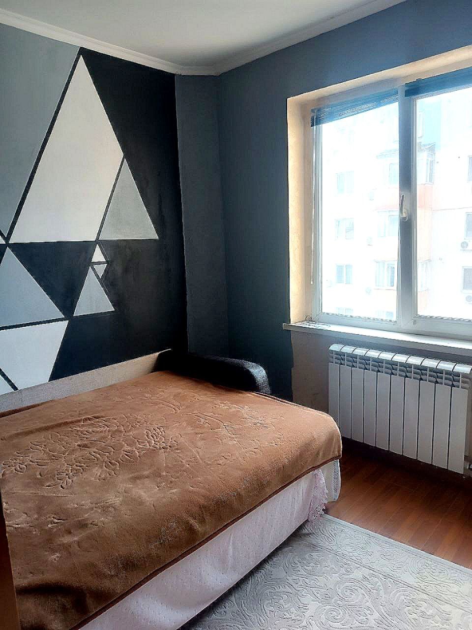 Продаж 3-кімнатної квартири 66 м², Середня вул.