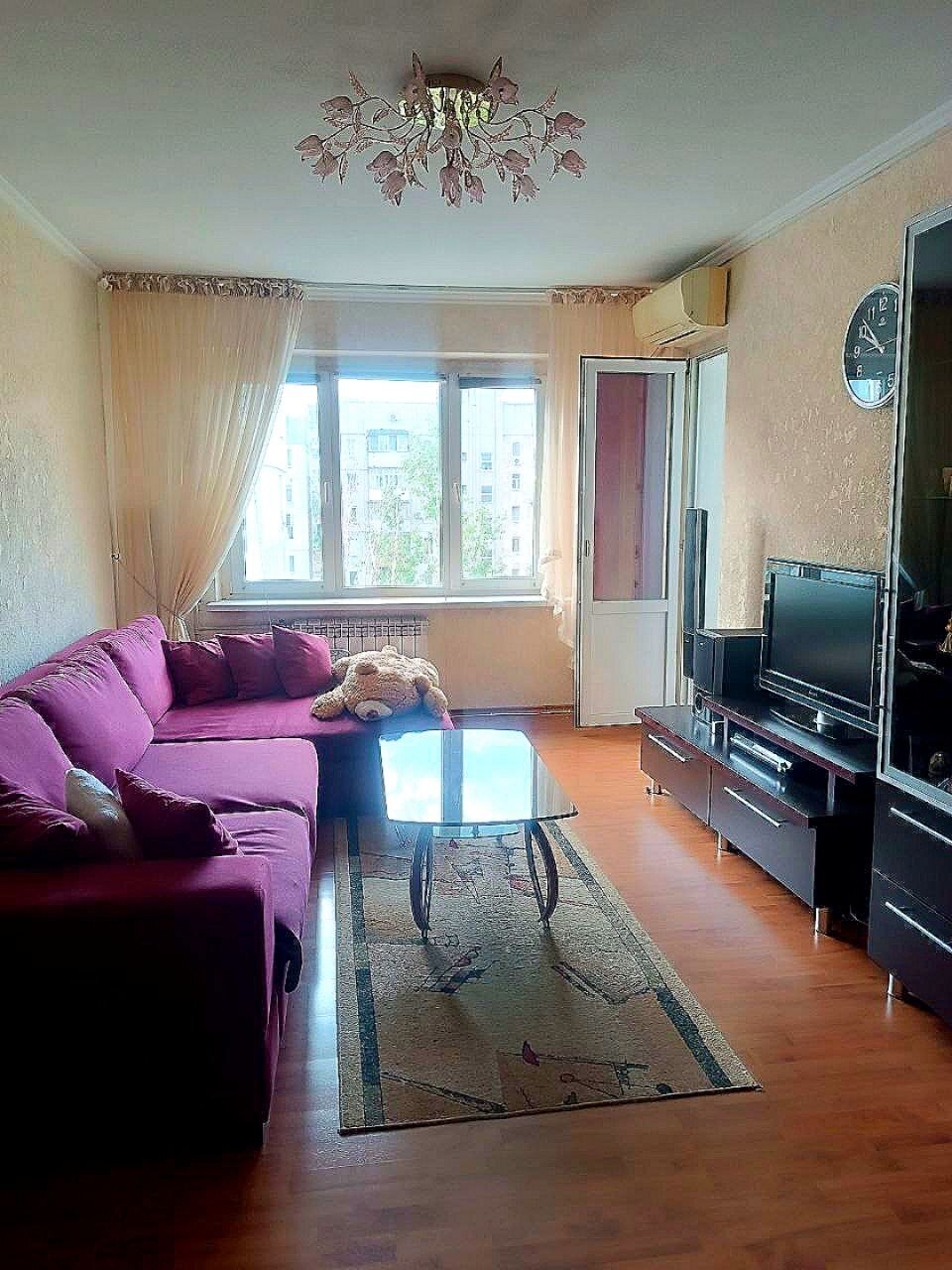 Продаж 3-кімнатної квартири 66 м², Середня вул.