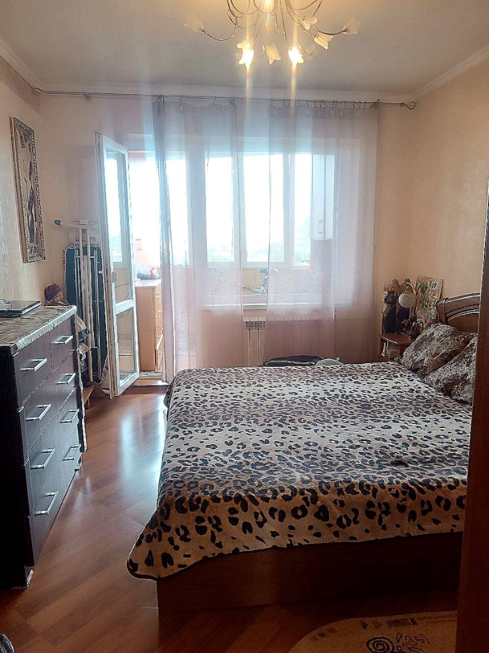 Продаж 3-кімнатної квартири 66 м², Середня вул.