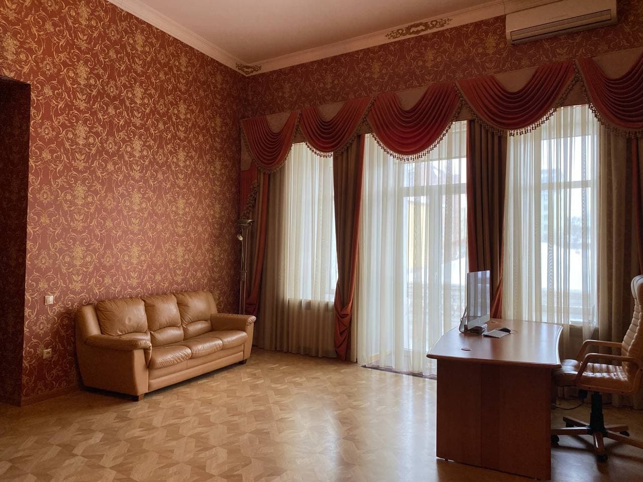 Продаж 5-кімнатної квартири 218 м²