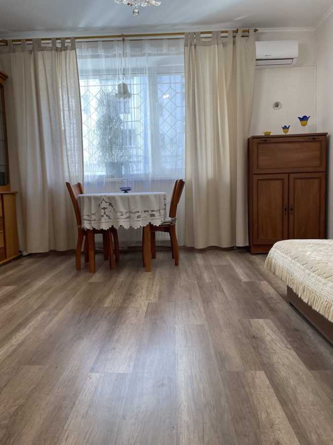 Продажа 1-комнатной квартиры 49 м², Крещатик ул., 55