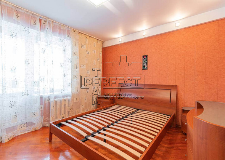 Продаж 3-кімнатної квартири 98 м², Богатирська вул., 6/1