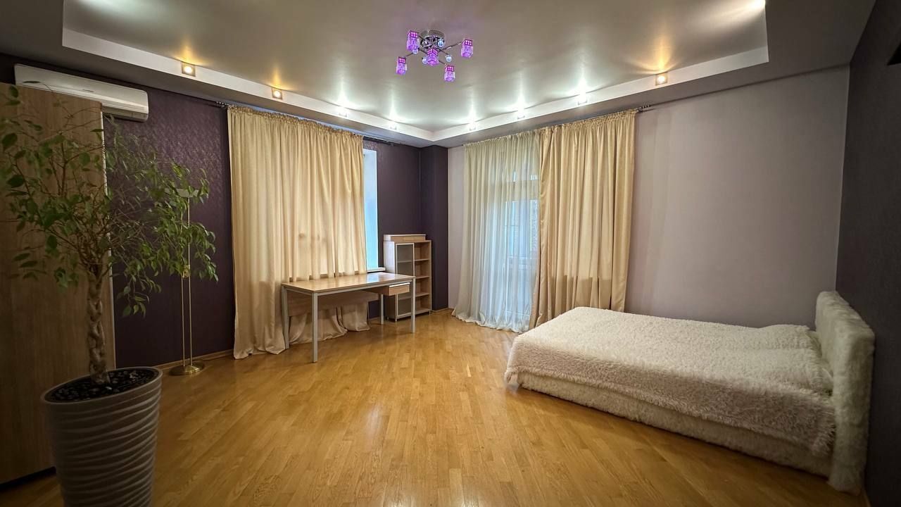 Аренда 4-комнатной квартиры 300 м²