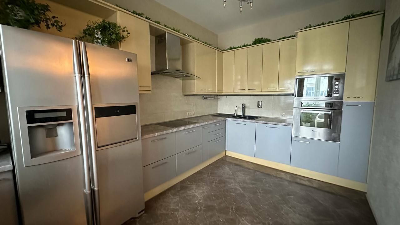 Аренда 4-комнатной квартиры 300 м²