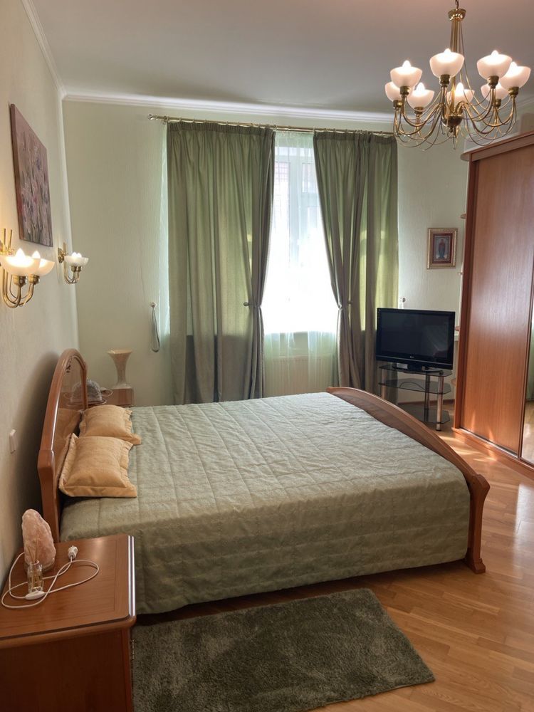 Продаж 4-кімнатної квартири 175 м²