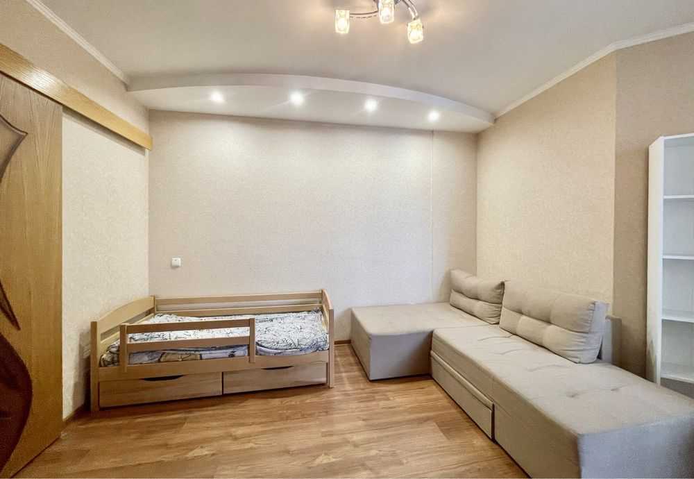 Продаж 1-кімнатної квартири 48 м², Теплична вул., 38