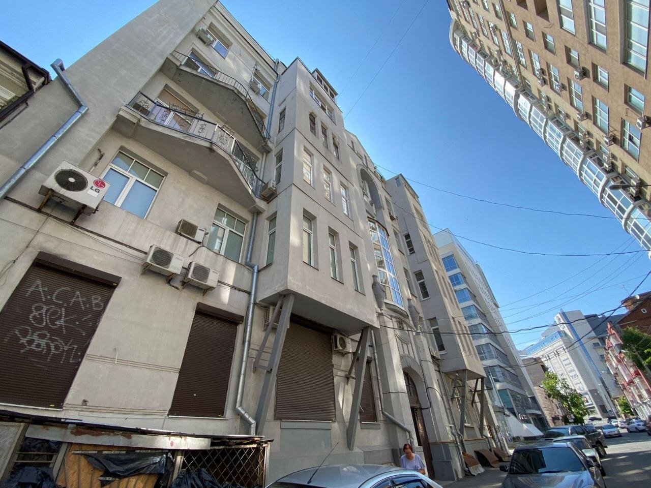 Продажа 4-комнатной квартиры 182 м²