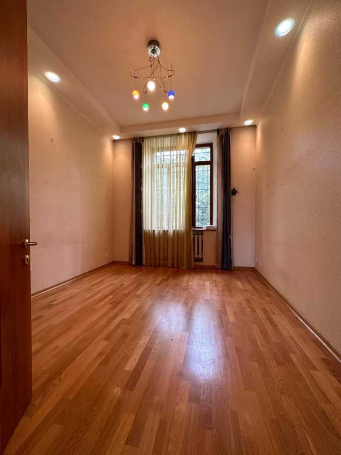 Продаж 4-кімнатної квартири 280 м², Семинарская вул., 4