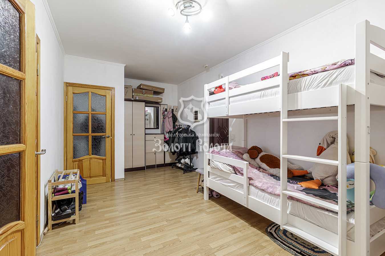 Продаж 2-кімнатної квартири 82 м², Верховинна вул., 37