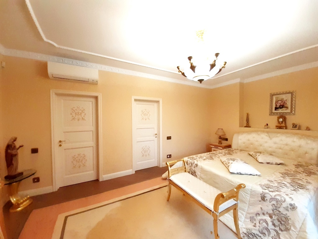 Продажа 3-комнатной квартиры 159 м², Евгения Коновальца ул., (Щорса), 44а