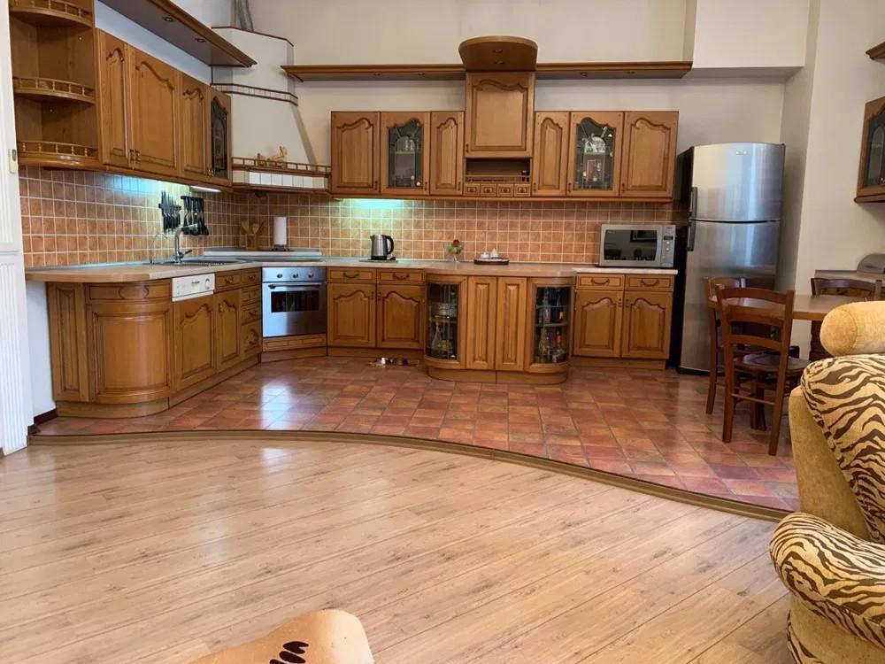 Продажа 3-комнатной квартиры 170 м², Воскресенская ул.