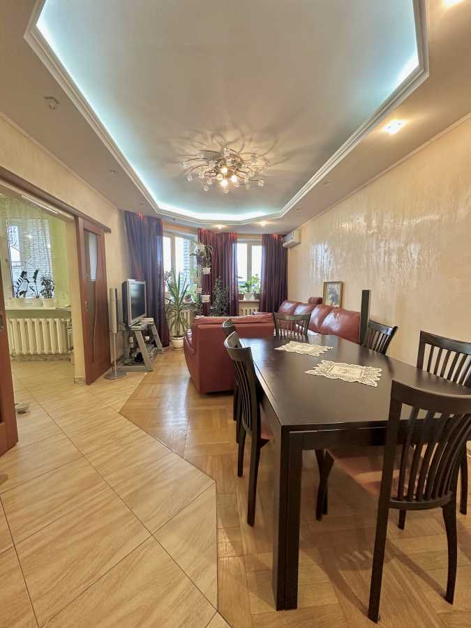 Продаж 4-кімнатної квартири 118 м², Перемоги просп., 125