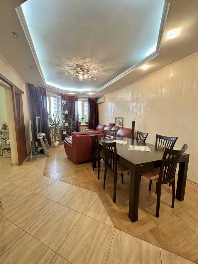 Продаж 4-кімнатної квартири 118 м², Перемоги просп., 125