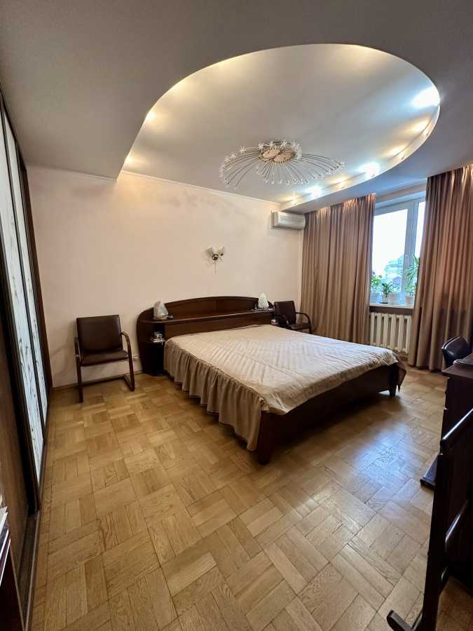 Продаж 4-кімнатної квартири 118 м², Перемоги просп., 125