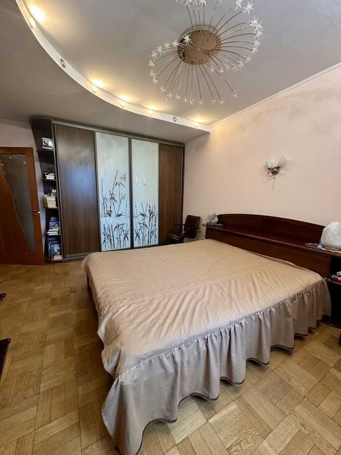 Продаж 4-кімнатної квартири 118 м², Перемоги просп., 125