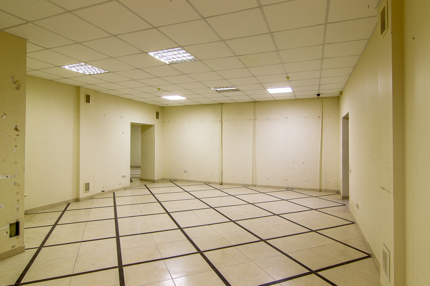 Оренда магазину 234 м², Варненська вул., 7А