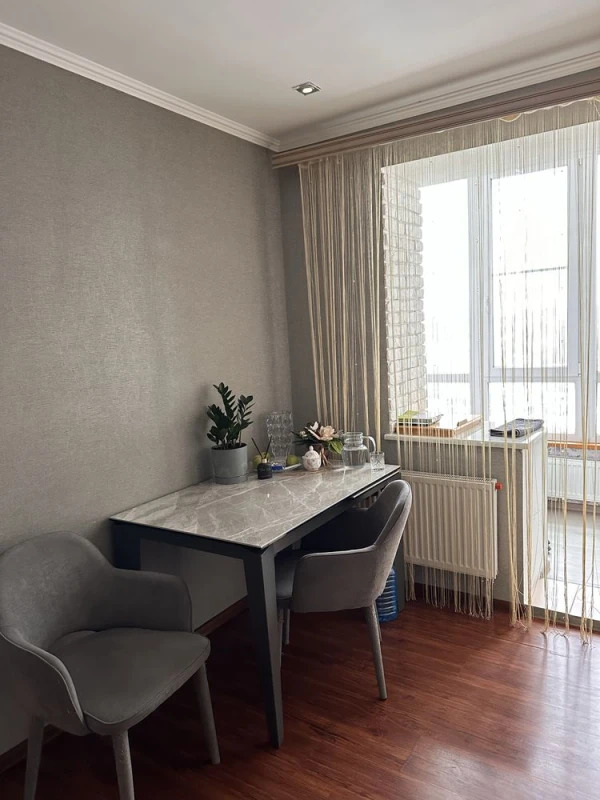 Продаж 2-кімнатної квартири 52.8 м²