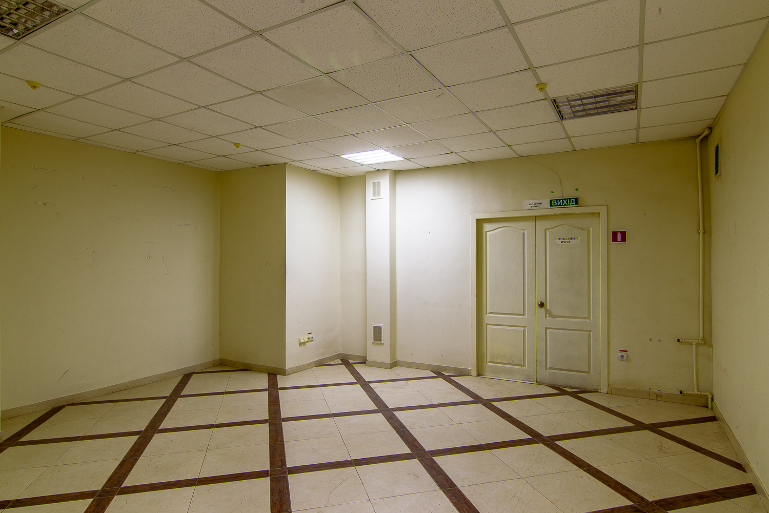 Оренда торговельного приміщення 207.4 м², Варненська вул., 7