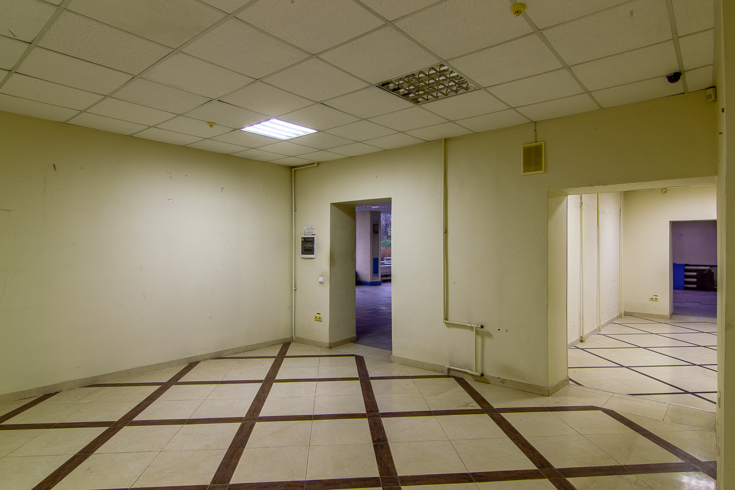 Оренда торговельного приміщення 207.4 м², Варненська вул., 7