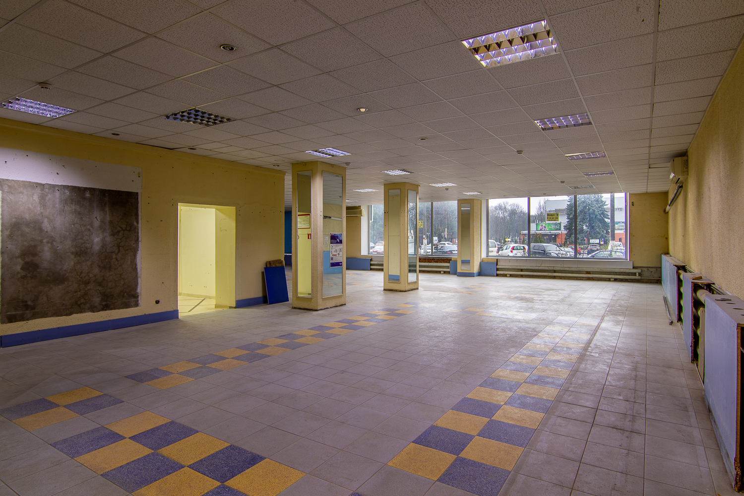 Оренда торговельного приміщення 207.4 м², Варненська вул., 7