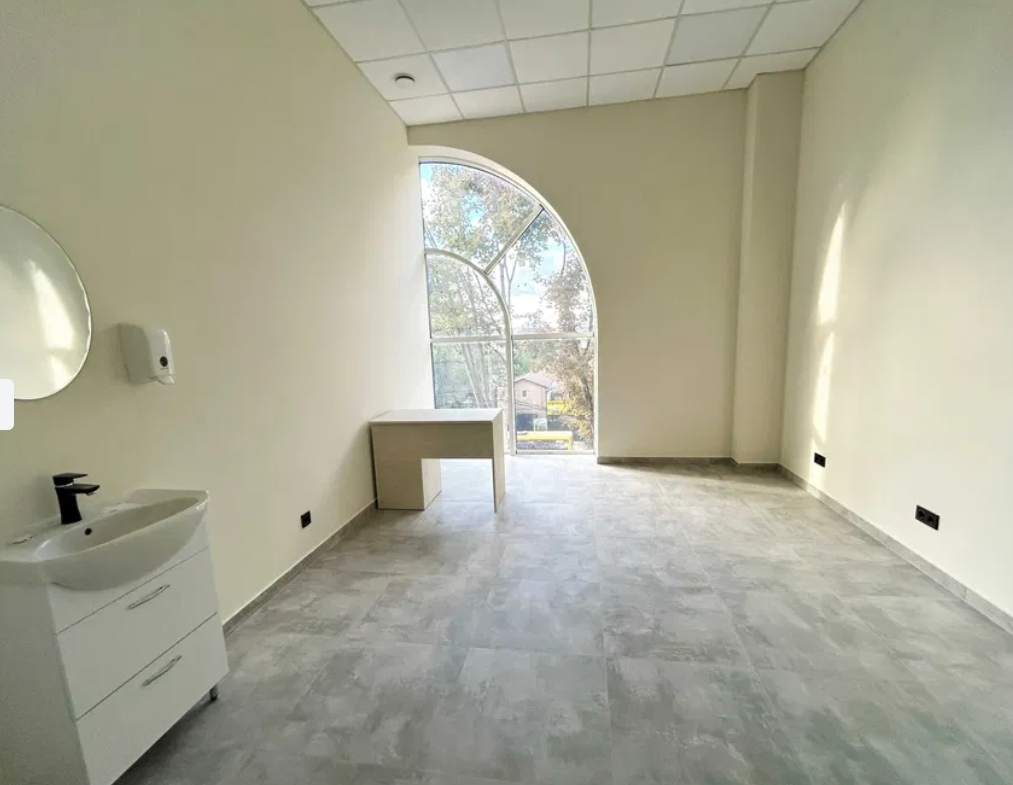 Оренда медичного центру 800 м², Академіка Корольова вул.
