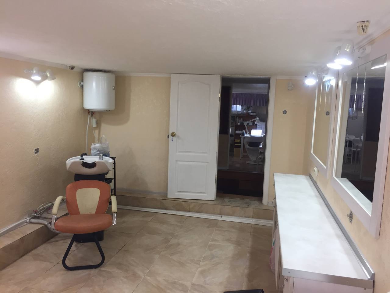 Оренда салону краси 88 м², Академіка Корольова вул.