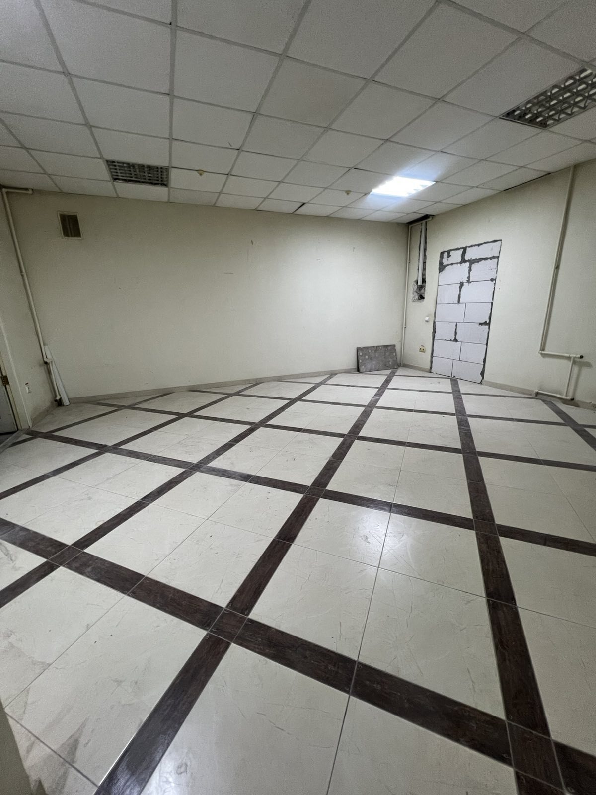 Оренда торговельного приміщення 148 м², Варненська вул.