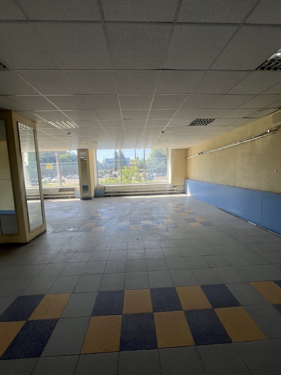 Оренда торговельного приміщення 234 м², Варненська вул.