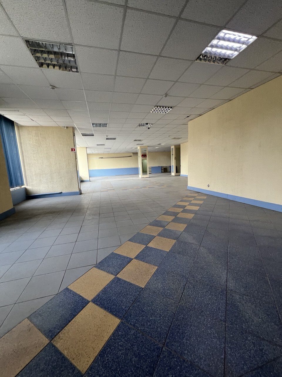 Оренда торговельного приміщення 234 м², Варненська вул.