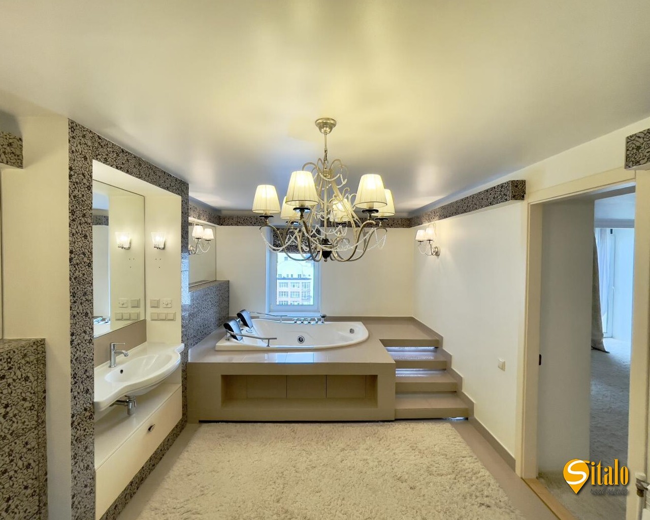 Продажа 5-комнатной квартиры 192 м², Ломоносова ул., 52/3