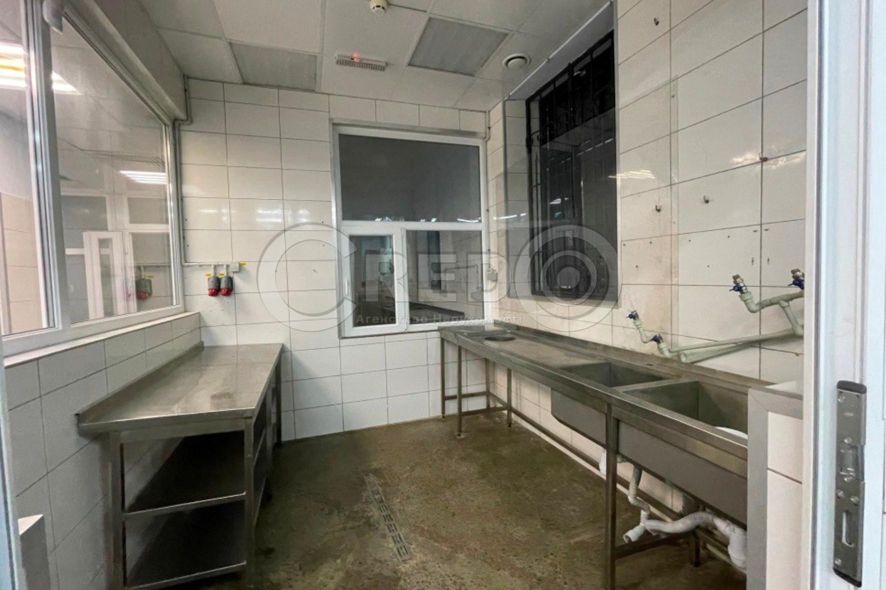 Оренда торговельного приміщення 207 м², Комерційна вул.