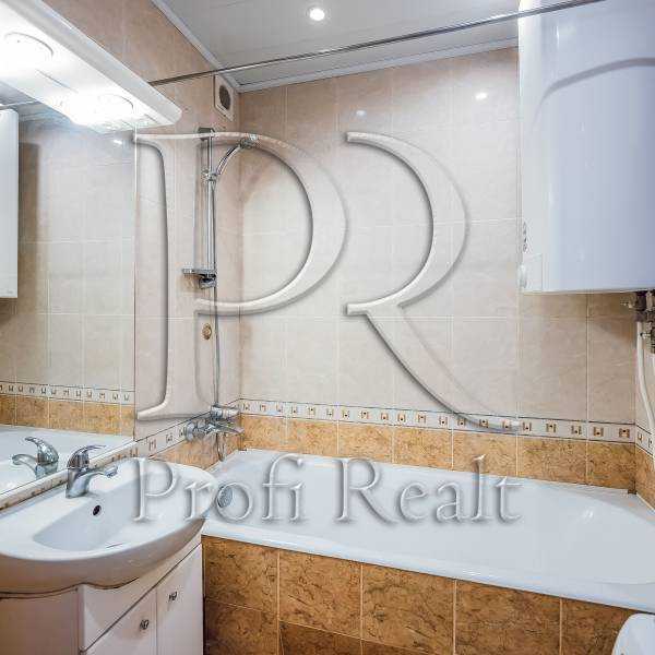 Продажа 3-комнатной квартиры 72 м², Академика Глушкова просп., 45