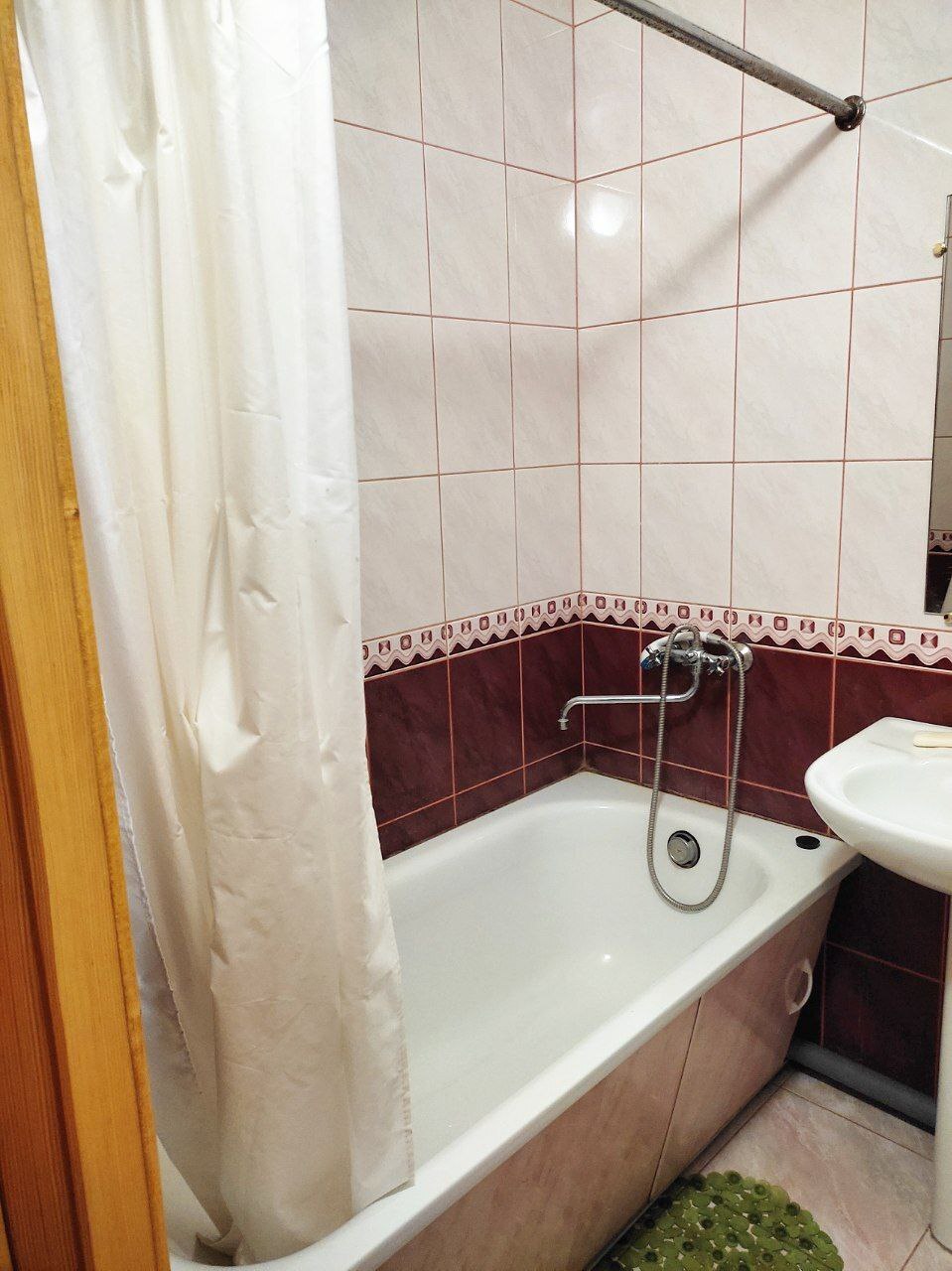 Продаж 2-кімнатної квартири 45.8 м², Першотравнева вул.
