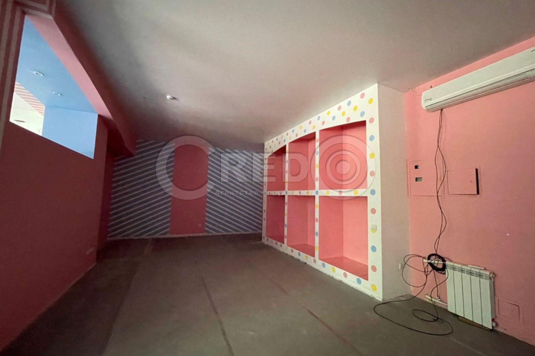 Оренда магазину 130 м², Есенина вул.
