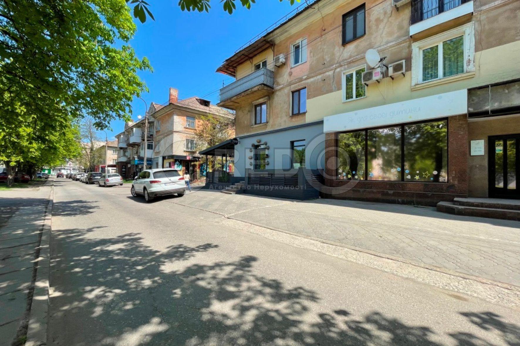Оренда магазину 130 м², Есенина вул.