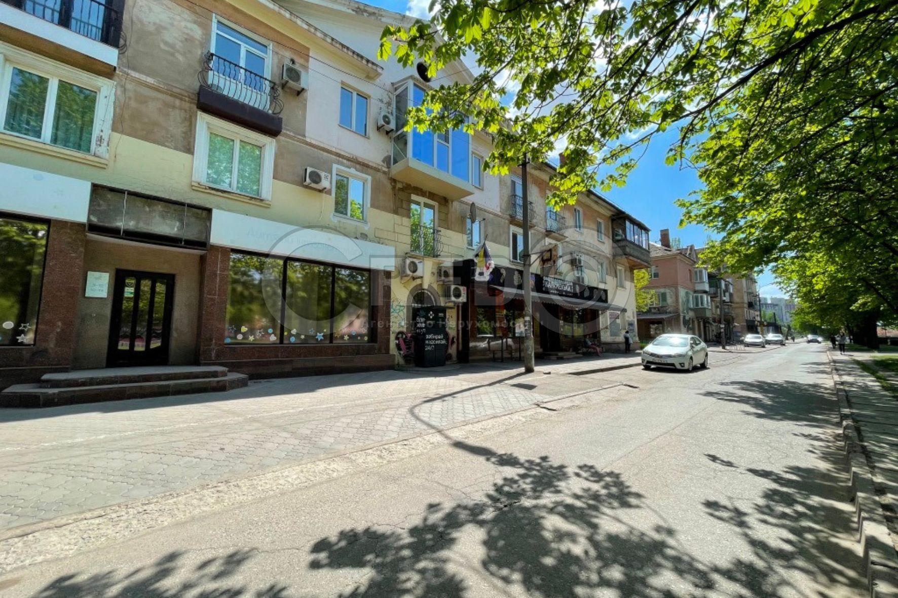Оренда магазину 130 м², Есенина вул.