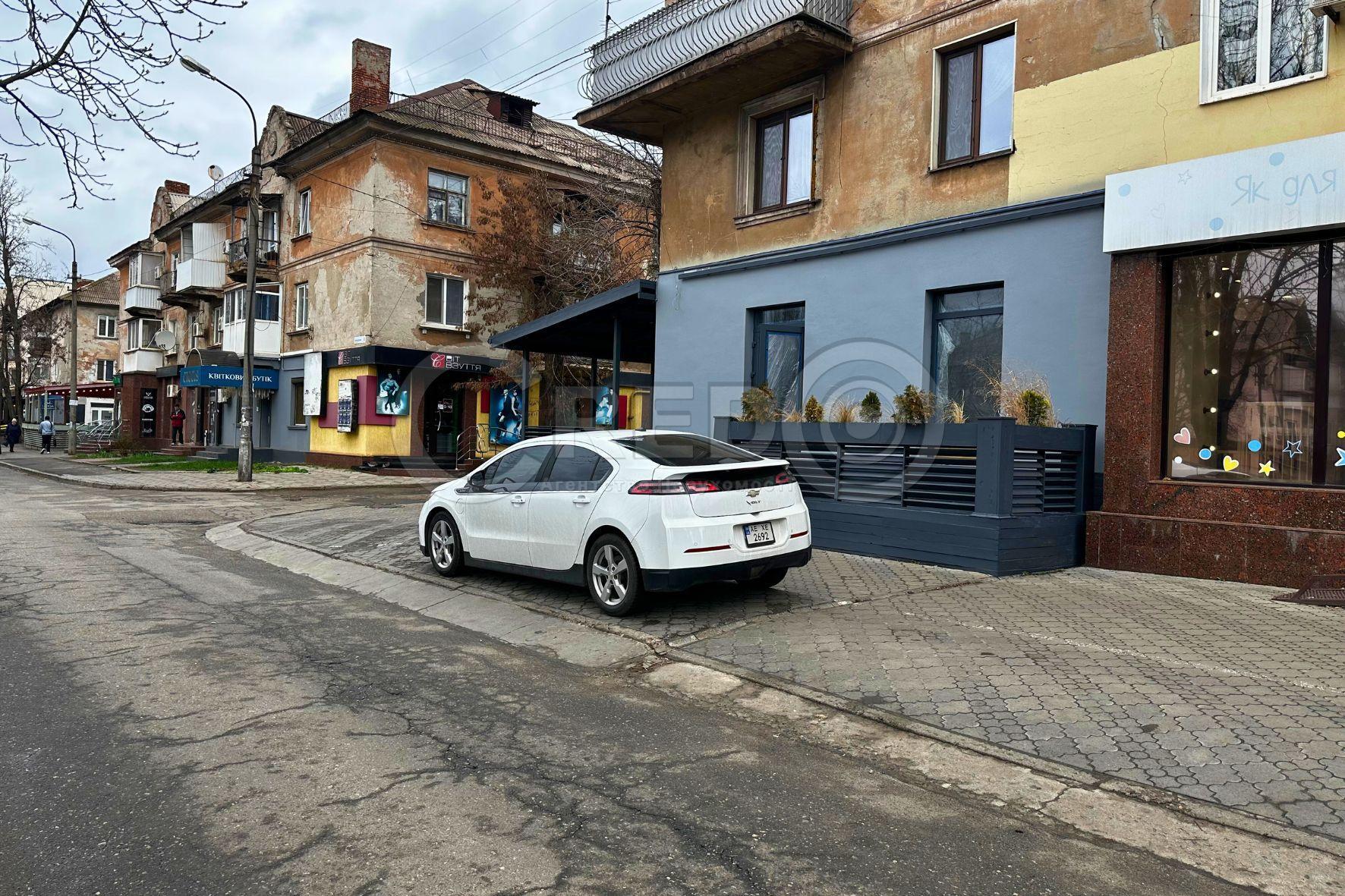 Оренда магазину 130 м², Есенина вул.