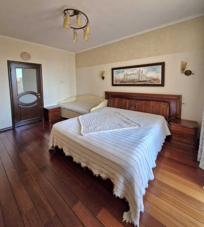 Продаж 3-кімнатної квартири 134 м², Жилянська вул., 59