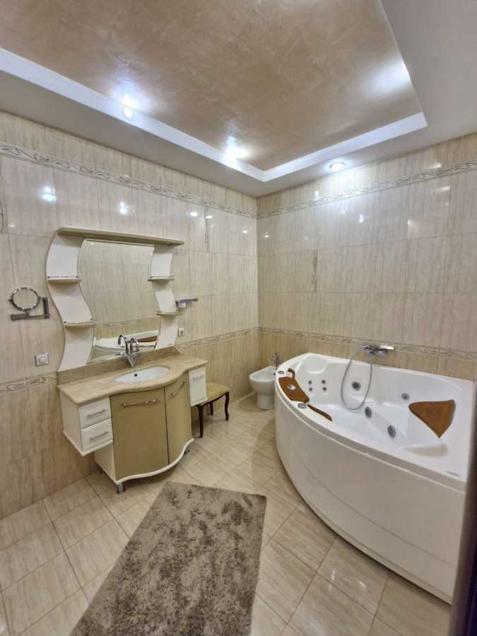 Продаж 3-кімнатної квартири 134 м², Жилянська вул., 59