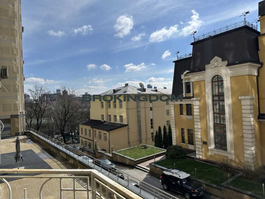Продажа 3-комнатной квартиры 147 м², Владимирская ул., 49