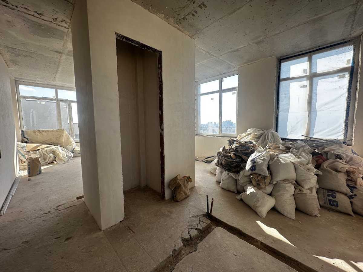 Продаж 4-кімнатної квартири 190 м², Салютна вул., 2