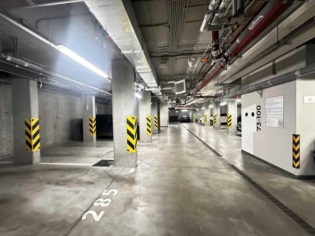 Продаж 4-кімнатної квартири 190 м², Салютна вул., 2