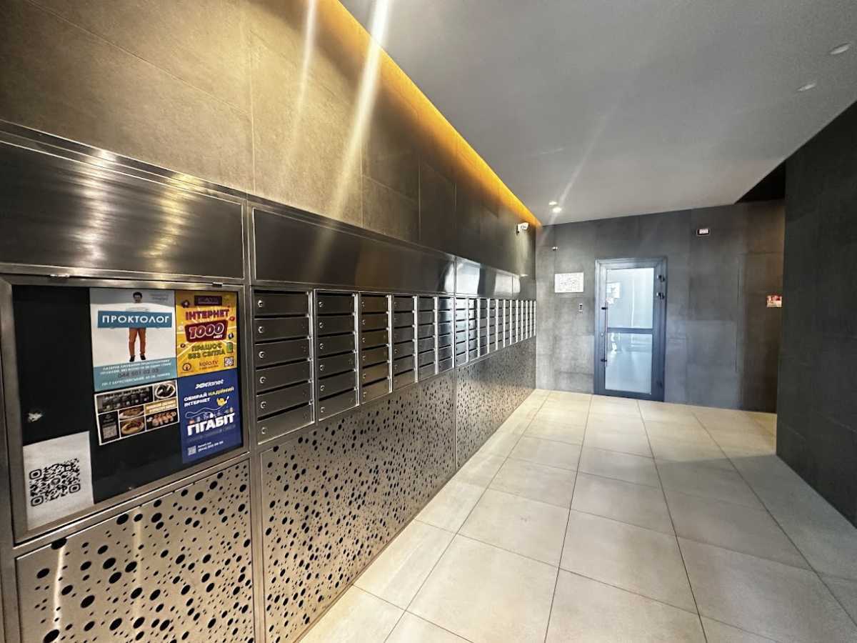 Продаж 4-кімнатної квартири 190 м², Салютна вул., 2