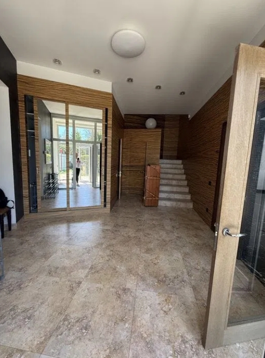Оренда будинку 385 м², Львівська вул.