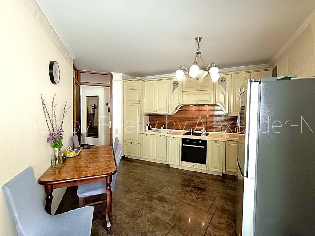 Продажа 3-комнатной квартиры 97 м², Мечникова ул., 2/1